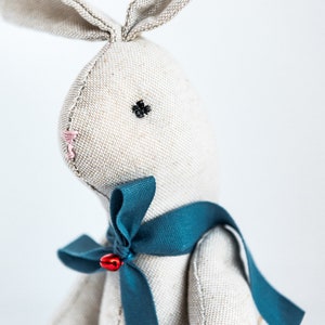 peluche en forme de lapin avec noeud bleu et clochette rouge. Sur commande. image 4