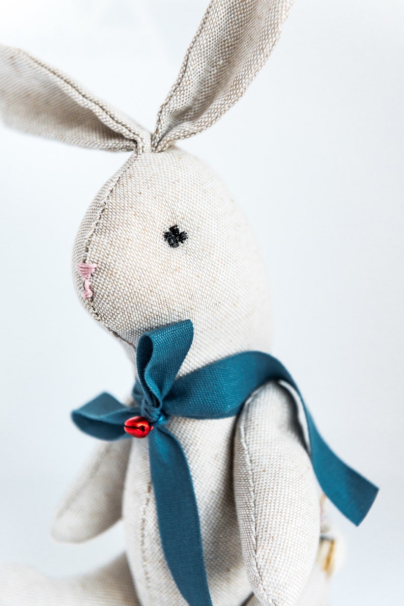 peluche en forme de lapin avec noeud bleu et clochette rouge. Sur commande. image 4