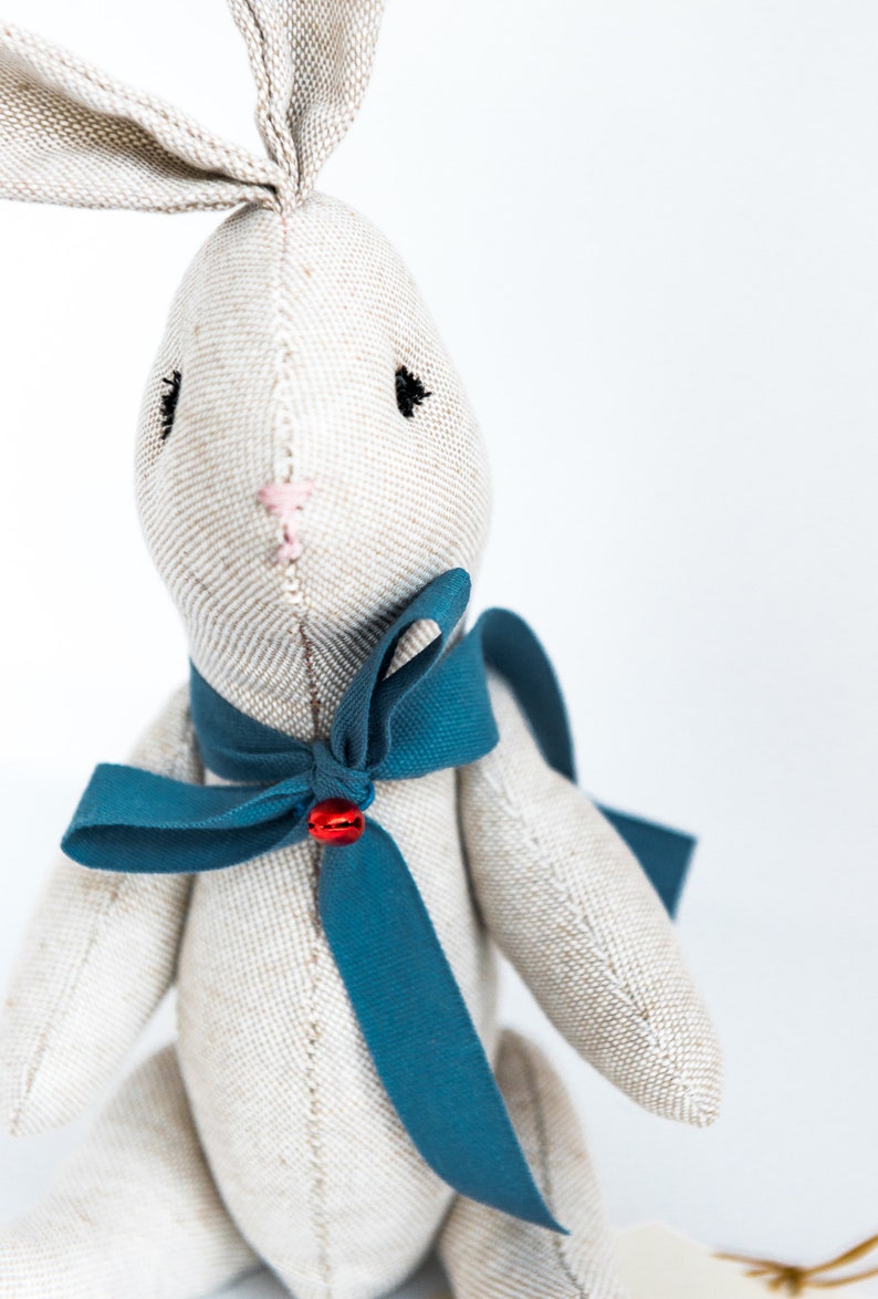 peluche en forme de lapin avec noeud bleu et clochette rouge. Sur commande. image 3