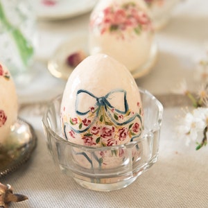 Uovo pasquale in stile vintage, uovo dipinto a mano con fiocco e rose, decorazione primaverile, ornamento di Pasqua in cotone idrofilo