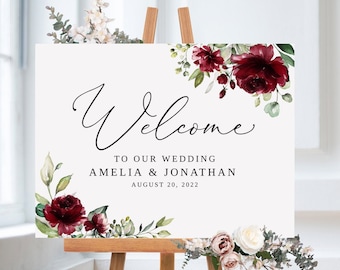Könnte beinhalten: Willkommensschild mit burgunderfarbenem Blumendesign. Das Schild lautet "Willkommen zu unserer Hochzeit Amelia & Jonathan 20. August 2022".