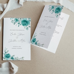 Könnte beinhalten: Hochzeits-Programm mit einem Aquarell-Blumendesign in den Farben Türkis und Grün. Das Programm enthält die Namen Emilie Johanson und Jonathan Miller, das Hochzeitsdatum 28. August 2022 und den Ort Woodside, Kalifornien.