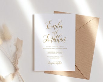 Puede incluir: Una invitación de boda blanca con caligrafía dorada que dice "Emilia y Jonathan". La invitación está en un sobre marrón.