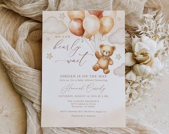 Puede incluir: Invitación a baby shower con un osito de peluche sosteniendo globos. La tarjeta incluye el texto "We can bearly wait" y detalles del evento, como la fecha, hora y lugar.