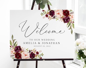 Könnte beinhalten: Willkommensschild mit burgunderrotem und blushfarbenem Blumendesign. Das Schild lautet "Willkommen zu unserer Hochzeit Amelia & Jonathan 20. August 2022".