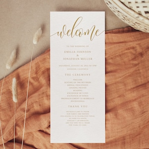 Op de afbeelding: Een wit huwelijksceremonieprogramma met gouden letters. Het programma bevat de namen Emilia Johnson en Jonathan Miller, de datum en tijd van de bruiloft, en de volgorde van de ceremonie. De tekst "Welkom" staat bovenaan het programma in cursief.