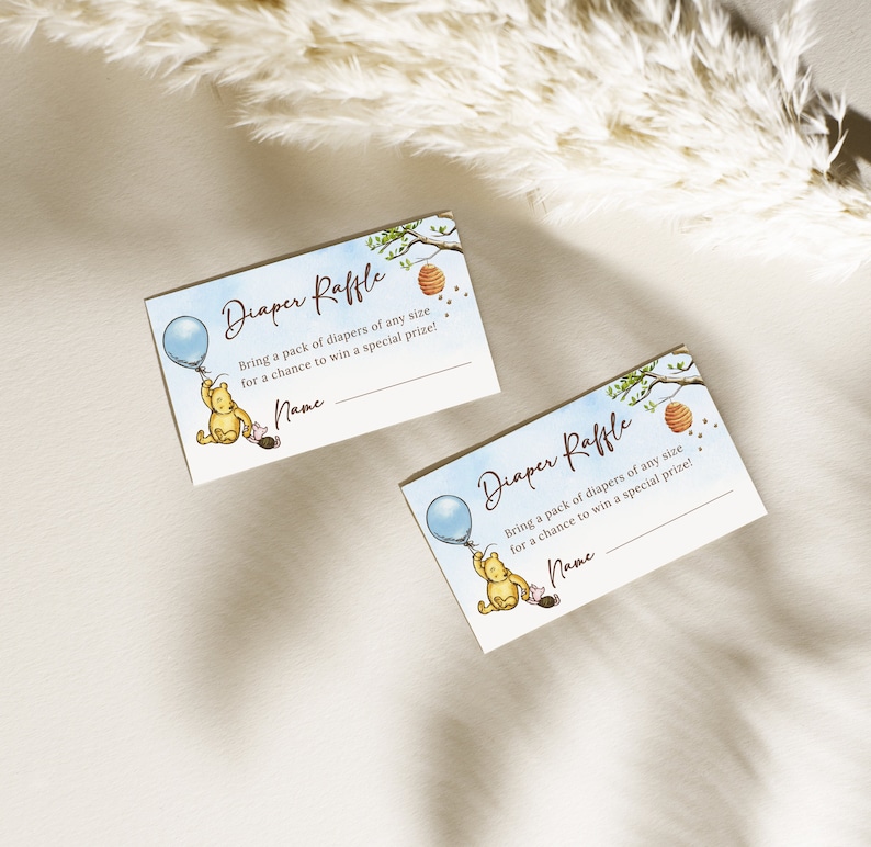 Puede incluir: Dos boletos de rifa de pa&ntilde;ales para baby shower de color azul y blanco con ilustraciones de Winnie de Pooh y Piglet. El texto en los boletos dice "Rifa de pa&ntilde;ales" y "&iexcl;Trae un paquete de pa&ntilde;ales de cualquier tama&ntilde;o para tener la oportunidad de ganar un premio especial!" con una l&iacute;nea para un nombre.