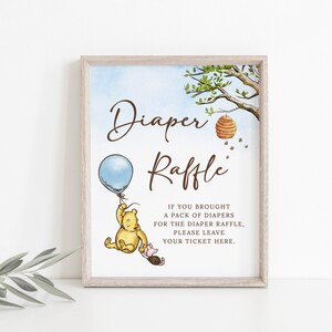 Puede incluir: Un cartel de rifa de pa&ntilde;ales con tem&aacute;tica de Winnie de Pooh con un fondo azul, una imagen de dibujos animados de Winnie de Pooh sosteniendo un globo azul y el texto "Diaper Raffle" en letra cursiva marr&oacute;n. El cartel tambi&eacute;n incluye el texto "Si trajiste un paquete de pa&ntilde;ales para la rifa de pa&ntilde;ales, por favor deja tu boleto aqu&iacute;."