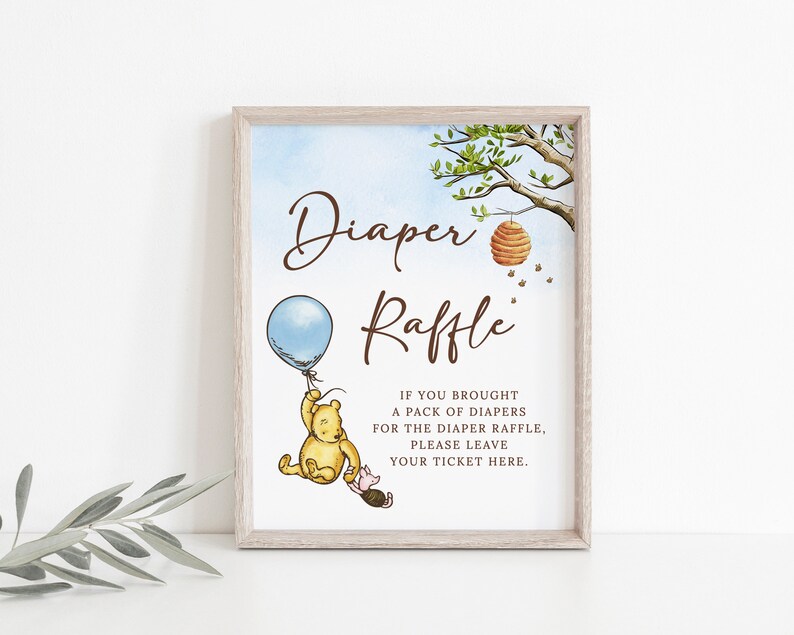 Puede incluir: Un cartel de rifa de pa&ntilde;ales con tem&aacute;tica de Winnie de Pooh con un fondo azul, una imagen de dibujos animados de Winnie de Pooh sosteniendo un globo azul y el texto "Diaper Raffle" en letra cursiva marr&oacute;n. El cartel tambi&eacute;n incluye el texto "Si trajiste un paquete de pa&ntilde;ales para la rifa de pa&ntilde;ales, por favor deja tu boleto aqu&iacute;."