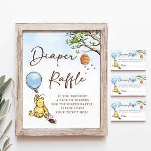 Puede incluir: Un cartel de rifa de pa&ntilde;ales con tem&aacute;tica de Winnie de Pooh con un globo azul, Winnie de Pooh y Piglet, y un panal. El cartel dice "Rifa de pa&ntilde;ales" y "Si trajiste un paquete de pa&ntilde;ales para la rifa de pa&ntilde;ales, por favor deja tu boleto aqu&iacute;."