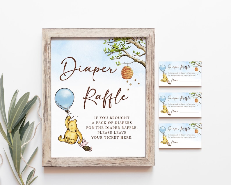 Puede incluir: Un cartel de rifa de pa&ntilde;ales con tem&aacute;tica de Winnie de Pooh con un globo azul, Winnie de Pooh y Piglet, y un panal. El cartel dice "Rifa de pa&ntilde;ales" y "Si trajiste un paquete de pa&ntilde;ales para la rifa de pa&ntilde;ales, por favor deja tu boleto aqu&iacute;."