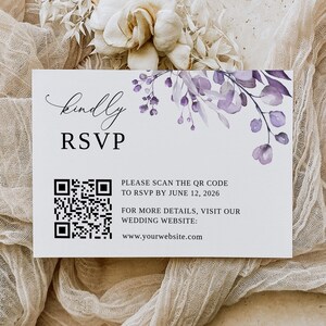 Puede incluir: Una tarjeta RSVP blanca con un diseño floral morado. La tarjeta incluye un código QR y el texto "kindly RSVP, PLEASE SCAN THE QR CODE TO RSVP BY JUNE 12, 2026, FOR MORE DETAILS, VISIT OUR WEDDING WEBSITE: www.yourwebsite.com"