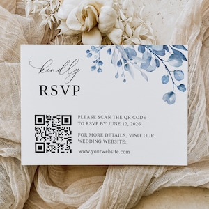 Può includere: Un biglietto RSVP bianco con un design floreale acquerellato blu. Il biglietto include un codice QR e il testo "kindly RSVP", "PLEASE SCAN THE QR CODE TO RSVP BY JUNE 12, 2026", "FOR MORE DETAILS, VISIT OUR WEDDING WEBSITE:" e "www.yourwebsite.com".