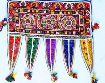Torans de India bordados a mano por las mujeres de la casta de pastores Ahir de Guyarat.