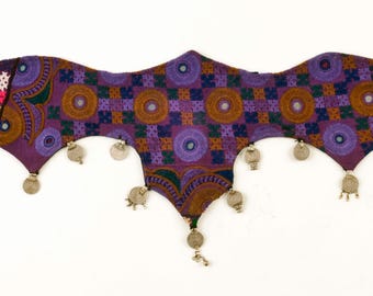 Handgeborduurde riem.