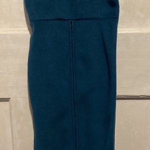 Peut inclure: Un sac de couchage en polaire bleu sarcelle avec une fermeture &eacute;clair et le nom "TEDDY" brod&eacute; sur le dessus.
