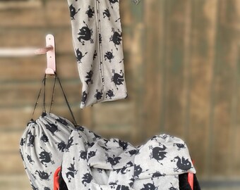 Ensemble d'équipement d'équitation comprenant housse de selle, sac à bride, couvre-étriers, fourreau de sangle et sac à dos assortis. Nombreux modèles disponibles.