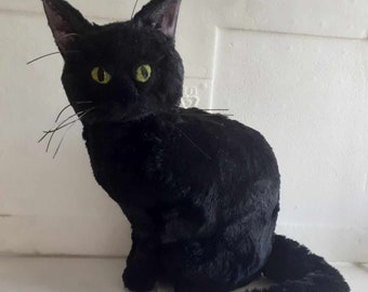 realistisch gehaltene schwarze Plüsch Katze