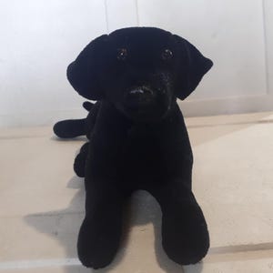 Peluche de Labrador Negro, Peluche de Perro Realista, Regalo para Labrador, Juguete de Peluche para Perro Pequeño