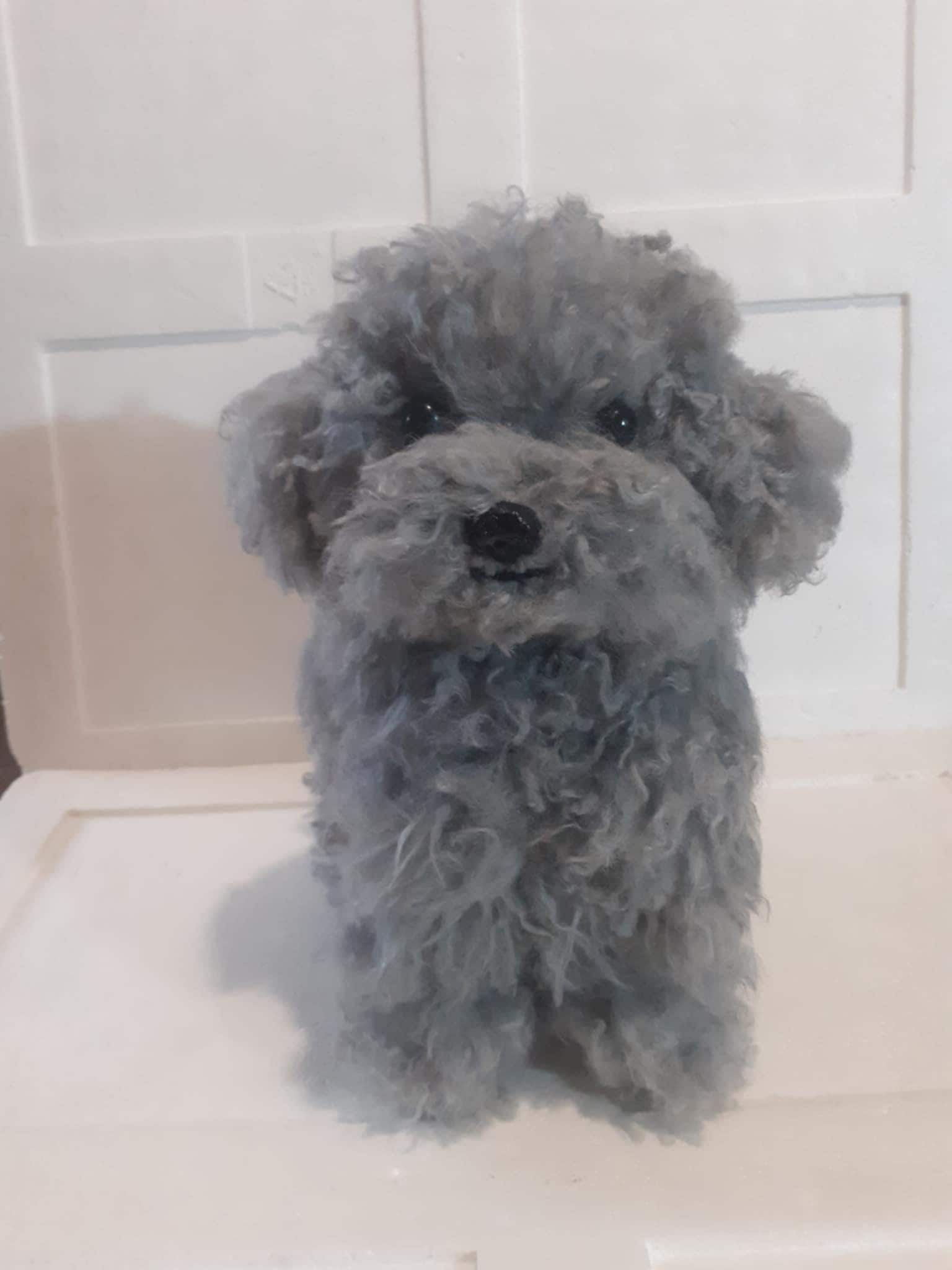 リアルなぬいぐるみの犬、シルバーグレーのミニプードル - Etsy 日本