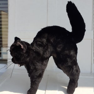 Décoration d'Halloween en peluche chat noir effrayant