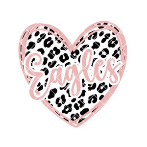 Puede incluir: Un corazón rosa con un estampado de leopardo y la palabra "Eagles" escrita en cursiva blanca en su interior.