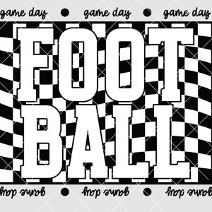 以下が含まれることがあります： 大きな白い太字で「FOOTBALL」という文字が書かれた白黒のグラフィックデザイン。背景は市松模様です。「game day」という言葉が縁に書かれています。