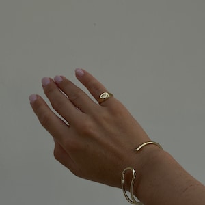 ANILLO CON NOMBRE PERSONALIZADO, Anillo con sello ovalado, Anillo con inicial personalizada en plata con el dedo meñique, Anillo con monograma grabado bañado en oro