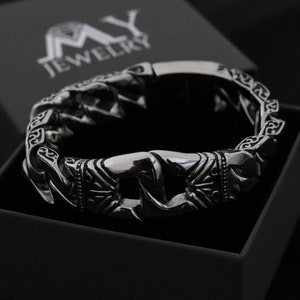 Pulsera vikinga extra gruesa para hombre: acero inoxidable plateado de primera calidad, diseño adornado y ennegrecido, cierre fácil, duradero y elegante