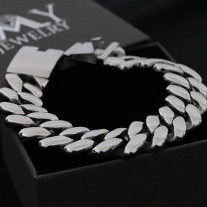 Pulsera de eslabones extra gruesa para hombre: acero inoxidable de primera calidad, ancha, cierre fácil, grabado personalizado disponible, elegante y duradera.