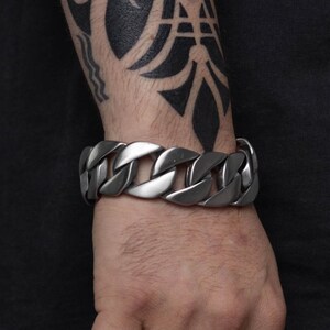 Pulsera Gourmet Grande para Hombre - Pieza Llamativa de Acero Inoxidable Personalizable / Una Pulsera Barbada Enorme para un Hombre