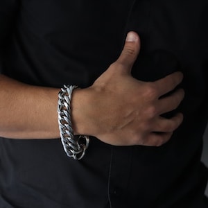 Pulsera curva extra gruesa para hombre: acero inoxidable plateado de primera calidad, 19 mm de ancho, diseño duradero y elegante, cierre fácil, perfecta para el día a día