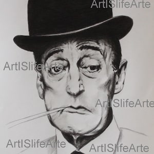 Può includere: Disegno a matita in bianco e nero di un uomo con un cappello a bombetta e un abito. Ha un'espressione seria sul viso e tiene un oggetto sottile in bocca.