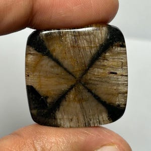 チアストライト カボション宝石 ナチュラル 27x27x5 MM、47.55 カラット