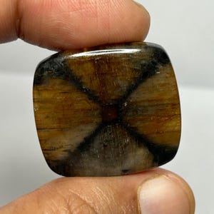 チアストライト カボション宝石 ナチュラル 27x25x5 MM、47.50 カラット