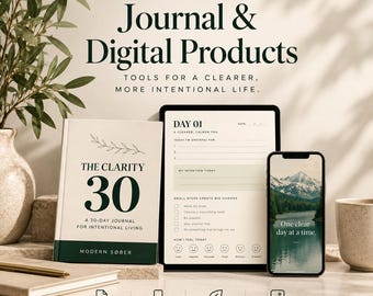 Peut inclure: Un journal physique intitulé The Clarity 30, une tablette affichant une page de planificateur numérique Day 01 et un smartphone montrant une image de lac de montagne avec le texte One clear day at a time. Le texte Modern Sober Journal & Digital Products est visible.