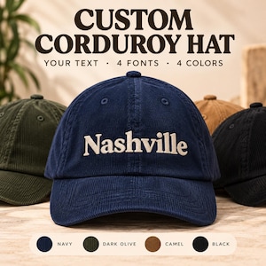 Puede incluir: Una gorra de béisbol de pana azul marino con la palabra Nashville bordada en blanco en la parte delantera. El texto CUSTOM CORDUROY HAT YOUR TEXT 4 FONTS 4 COLORS aparece arriba. Muestras de color azul marino, oliva oscuro, camel y negro abajo.