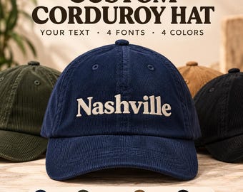 Peut inclure: Une casquette de baseball en velours côtelé bleu marine avec le mot Nashville brodé en blanc sur le devant. Le texte CUSTOM CORDUROY HAT YOUR TEXT 4 FONTS 4 COLORS figure au-dessus. Des échantillons de couleurs marine, olive, camel et noir sont en bas.