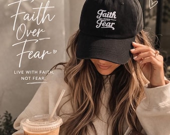 Peut inclure: Casquette de baseball noire avec l'inscription "Faith Over Fear" en blanc. L'image comprend également le texte "Vivez avec foi, pas avec peur."