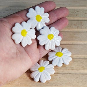 Flower beads 5 pieces. White beads for jewelry making or macrame. Ceramic flower beads, ceramic daisy beads.