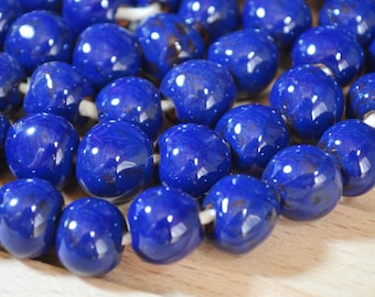 Perles rondes bleu foncé, perles d&#39;argile rouge. Perles sphériques en céramique pour la fabrication de bijoux, pour macramé. Terre cuite Perles faites main 20 pcs.