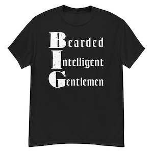 Puede incluir: Camiseta negra con el texto blanco "BIG" apilado verticalmente. Cada letra representa una palabra: Bearded, Intelligent, Gentlemen. El texto tiene un aspecto envejecido.