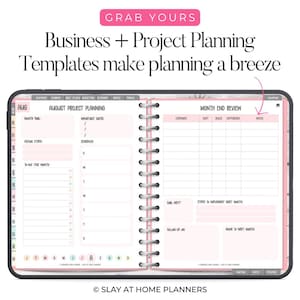 Op de afbeelding: Een digitale planner met een roze en wit ontwerp, met de tekst "Business + Project Planning Templates make planning a breeze." De planner bevat secties voor projectplanning in augustus en maandoverzicht, met een spiraalbinding.