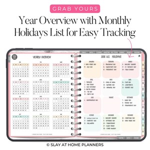 Op de afbeelding: Een planner met een roze rand, met een jaaroverzichtkalender en een lijst met Amerikaanse feestdagen voor 2026. De planner bevat de tekst "Year Overview with Monthly Holidays List for Easy Tracking."