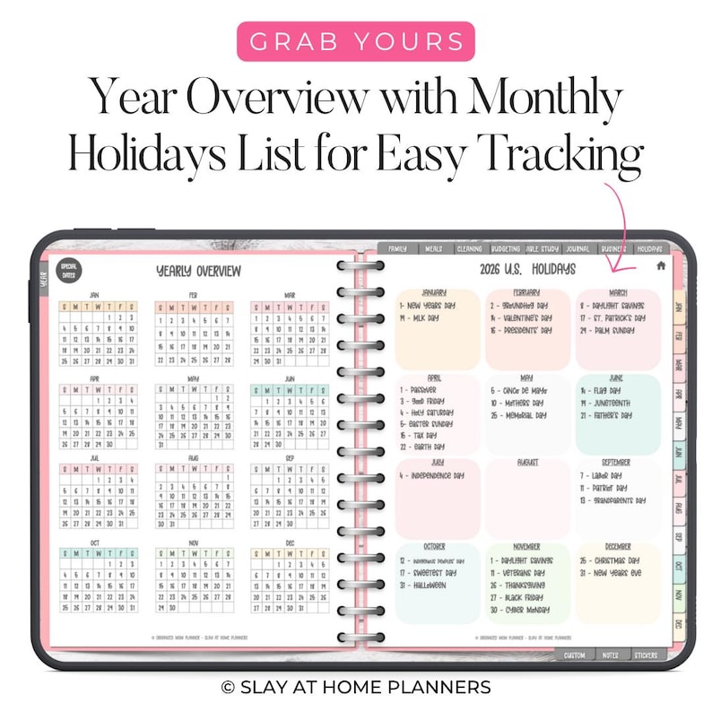 Op de afbeelding: Een planner met een roze rand, met een jaaroverzichtkalender en een lijst met Amerikaanse feestdagen voor 2026. De planner bevat de tekst "Year Overview with Monthly Holidays List for Easy Tracking."