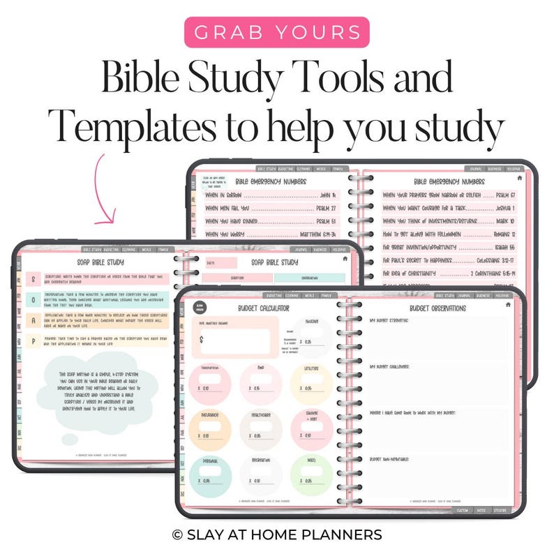 Op de afbeelding: Digitale Bijbelstudie sjablonen en tools. De afbeelding toont verschillende open spiraalgebonden notitieboeken met roze en witte pagina's. De tekst bevat "Bible Study Tools" en "Budget Calculator". De notebooks zijn ontworpen om te helpen bij het studeren.