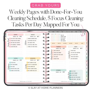 Op de afbeelding: Een weekplanner met een roze rand, met een schoonmaakschema. De planner bevat dagelijkse taken voor verschillende delen van het huis, met de tekst "Grab Yours" en "Weekly Pages with Done-For-You Cleaning Schedule."