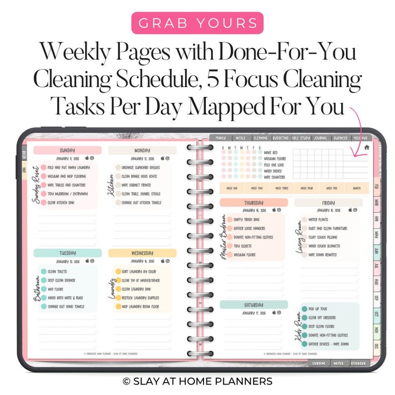 Op de afbeelding: Een weekplanner met een roze rand, met een schoonmaakschema. De planner bevat dagelijkse taken voor verschillende delen van het huis, met de tekst "Grab Yours" en "Weekly Pages with Done-For-You Cleaning Schedule."