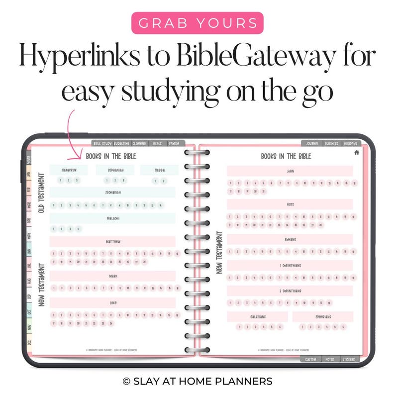 Op de afbeelding: Digitale planner met roze en witte pagina's, met hyperlinks naar BibleGateway voor gemakkelijk studeren. De planner is open om de boeken van de Bijbel weer te geven, met secties voor het Oude en Nieuwe Testament. De tekst "Grab Yours" staat bovenaan.