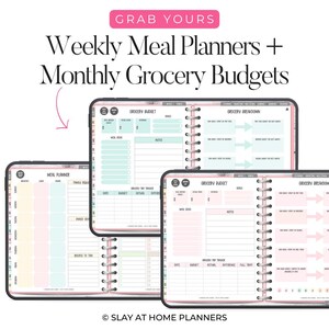 Op de afbeelding: Digitale wekelijkse maaltijdplanners en maandelijkse boodschappenbudgetplanners. De planners hebben een spiraalbinding en bevatten secties voor maaltijdplanning, boodschappenbudgetten en boodschappenverdeling. De tekst "GRAB YOURS" en "SLAY AT HOME PLANNERS" zijn zichtbaar.
